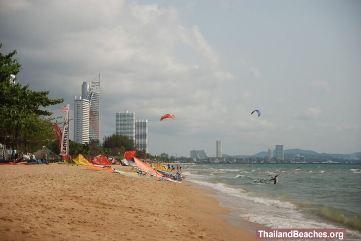 Bacco Beach - two cafés, casuarina trees, and a popular spot for kitesurfers