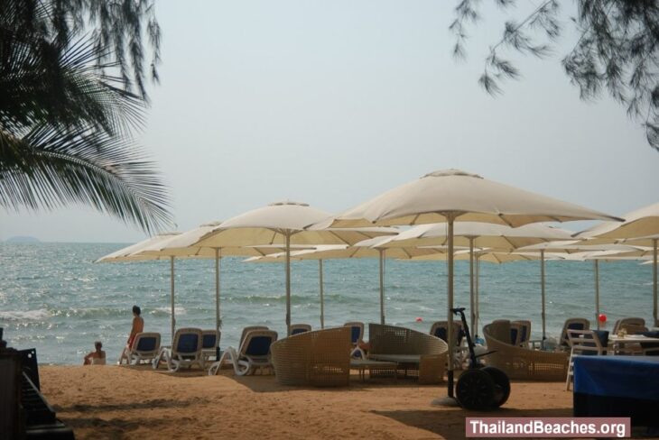 Bacco Beach - two cafés, casuarina trees, and a popular spot for kitesurfers