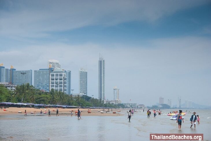 Jomtien Beach: Long and Popular