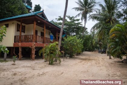 The path to the beach goes through the Wang Sai Resort. You can park your bike in the parking area